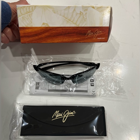 Maui Jim Sunglasses - Picture 1 of 4